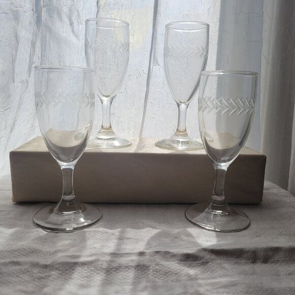 Set Of 4 Etched Glass Wine glasses Laurel LeafDesign 6" Tall Elegant Stemware - Picture 4 of 5